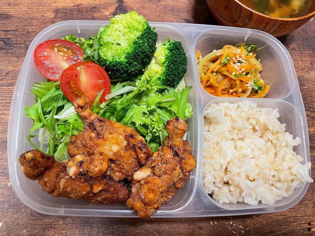 佐藤聖羅のインスタグラム：「ランチボックスダイエット始めました。  ランチボックスに入ってる分しか食べられない😂  今日のメニューは、、、  ✨鳥手羽の唐揚げ ✨セロリとにんじんのきんぴら ✨サラダ ✨玄米 ✨わかめ味噌汁  #ランチボックスダイエット #いつまで続くかな #ほぼ野菜 #お腹いっぱい #スリコ #タッパー弁当」