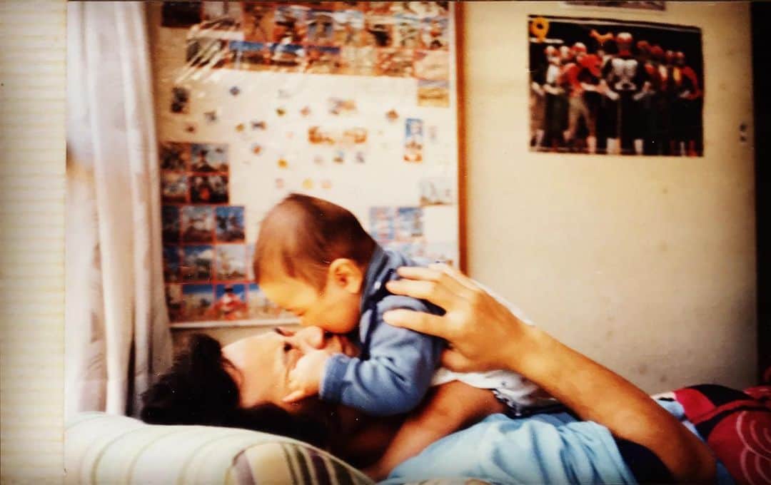 のインスタグラム：「42歳になりました。  両親に感謝！！  I became 42 years old today.  I truly appreciate my parents bringing me into this world!  #myfirstkiss #後厄終わったと思ったらその年の最期までだった…」