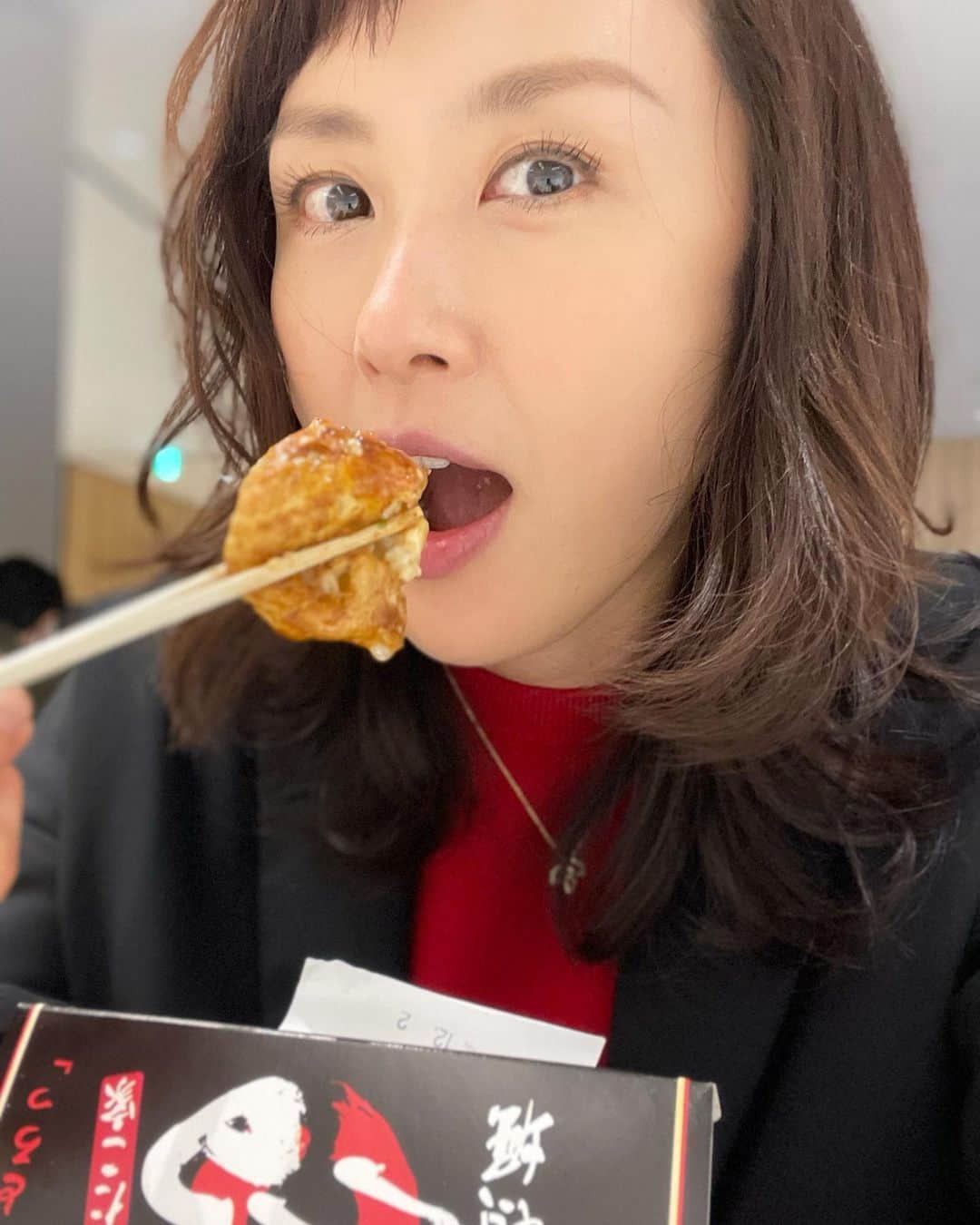 山口もえのインスタグラム：「・  食べなきゃやってられん！！ たこ焼きうままっ❤️  #師走 #時間が足りない #でも #お腹は鳴る #笑 #❤️」
