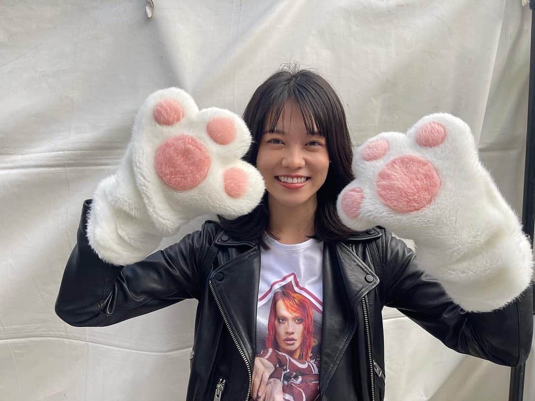 志田彩良のインスタグラム：「・ 今夜10時〜TBS火曜ドラマ「君の花になる」 第9話放送です。 @kimihana_tbs   撮影の休憩中、「これ暖かいよ〜」と 優しい猫さんが手袋貸してくれました🐱💠  📸by @tsuna_keito  ありがとう🐟」