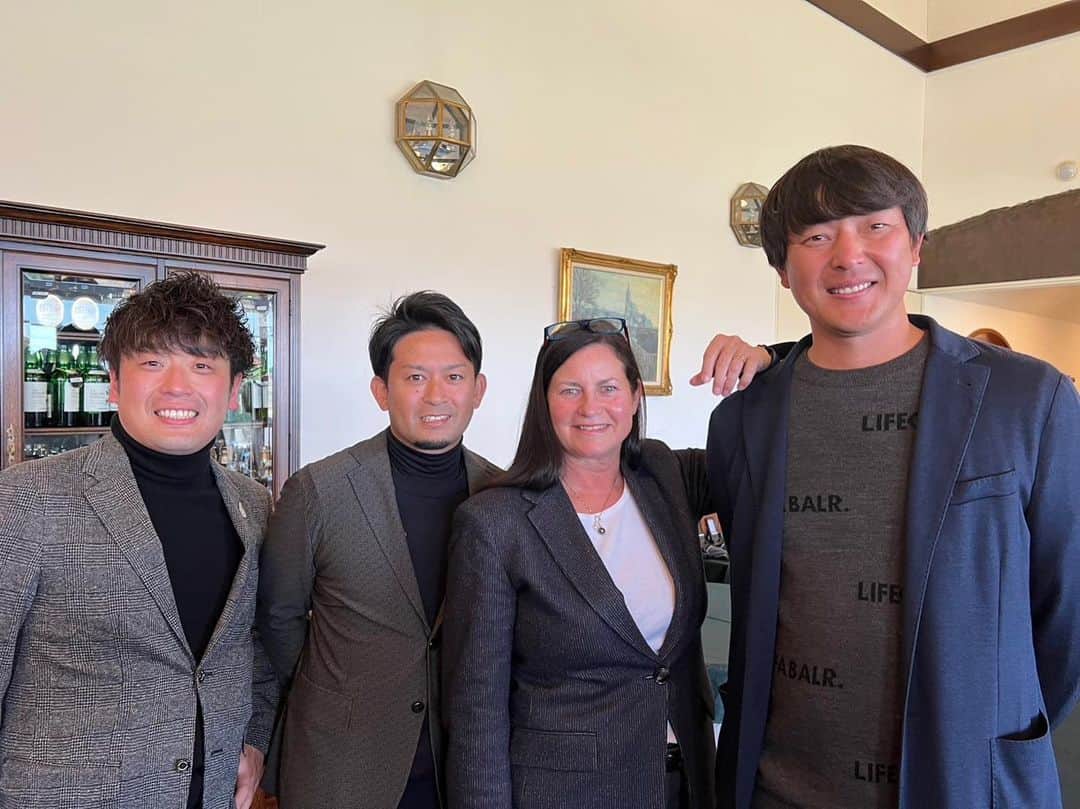 岩隈久志のインスタグラム：「…  ドナルドマクドナルドハウスチャリティフレンドシップゴルフに参加させていただきました✨  難病と戦うこども達やそのご家族の助けとなりましたらとても嬉しいです！  写真はマクドナルドのサラ会長と義弟と仙台西村の西村専務取締役と^_^  #ドナルドマクドナルドハウス」