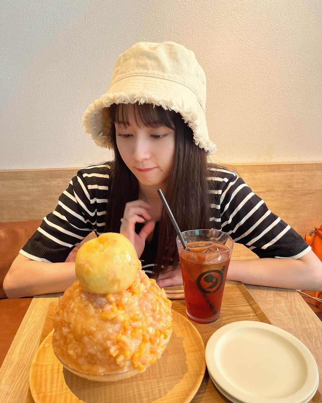 瑞季のインスタグラム：「.  一番好きな果物は もも 🍑 です     汗だくになりながら行列を並んだ末 ようやく食べれた桃は一段と絶品すぎた、 #なつのおもいで 🍑」