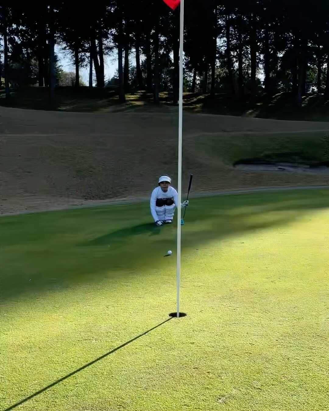 はるまのインスタグラム：「初めてのイーグルパット🦅⛳️ 苦手な下り🤣スライスライン #ロイヤルスターゴルフクラブ　15h Par4  ドライバー左にひっかけてOBではないけどボールがあるかないか、、って言う感じで打ち直ししようかと思ってたんだけど、とりあえず行ってボール探そう☝️ってなったホール🥸 打ったところに全然なくて探し回ったら同伴者の方に一個乗ってるよー！って言われたけど絶対自分のじゃないと思ったらまさかのはるまボールでした🤣  イーグルが取れるなんて🥺🥺 ロイヤルスターゴルフクラブ⛳️レディース短くておすすめです（笑） #ゴルフ #ゴルフ女子 #ゴルフスイング #ゴルフ練習 #ゴルフスイング動画 #golf #golfswing #イーグル #イーグルパット #パター #マークアンドロナ #markandlona #ニューバランス #newbalance」