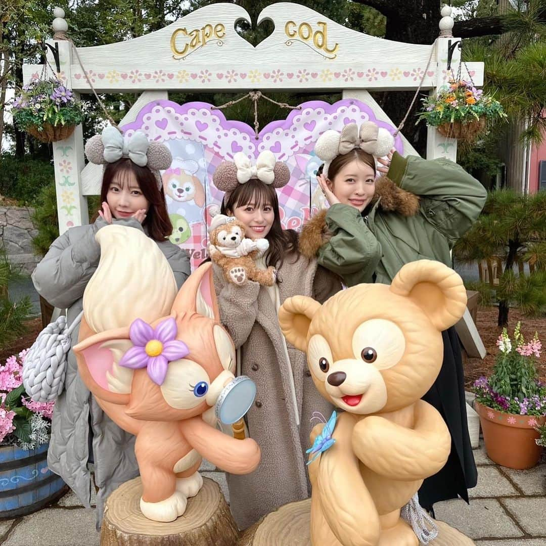 吉田菫のインスタグラム：「🏰🅓🅘🅢🅝🅔🅨 🅢🅔🅐🏰  先日SAYNでディズニーシーへ🥰💓  プライベートで久々に思いっきり4人で楽しめたから満足すぎる！  大人な楽しみ方になったなぁ〜と思うけど やっぱりはしゃいで胸がドキドキして夢の国では幸せいっぱいもらえた🏰🫶🏻  今年もまだまだやる事たくさんだし来年も盛りだくさんで、各々が仕事仕事ってなっちゃうけど  こういうプライベートな時間があると仕事も頑張ろうって思えるよね( ◠‿◠ )❤️  クリスマスムードで可愛いかったなぁ〜！  ゆかるんにはDisneyマスター(言い方絶対違うw)極めてほしいわぁ😂💓  よしっ！残りの2022年も頑張るぞおおお( ◠‿◠ )❄️  #disneysea  #disney #ディズニーシー」