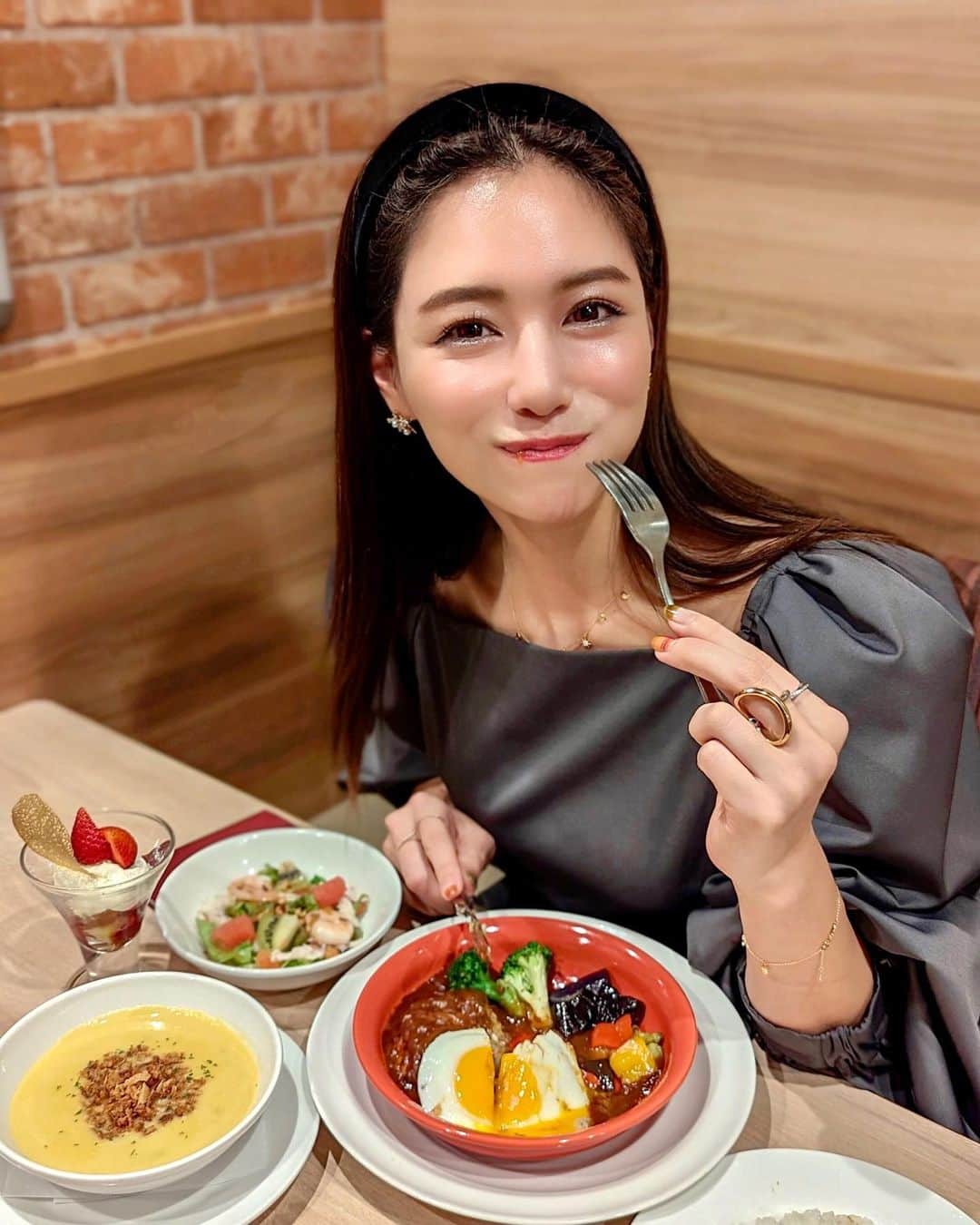 のインスタグラム：「今夜は里奈ログ💓 小さい頃から家族でもよく行ってるガスト😳🍴 今回、期間限定でガストとsioの鳥羽シェフが共同開発した💓感動ハンバーグ 💓食べてきました！ . このハンバーグ本当に美味しすぎまさに感動❣️トリュフとポテトチーズクリームが入ったハンバーグで、クオリティが高すぎるの！ . しかもスープやサラダ、デザートまでついた、ガスト史上初の“超本格的コース”が1,000円台で食べられるのよ❣️お得すぎる〜！ クリスマスこのコース食べたい😳🫶 . メッセージカードもついていて思い出に残るよね✉️また家族みんなでいきたいな︎👨‍👩‍👧‍👦💞 . #感動ハンバーグ食べた #ガスト #sio #pr #クリスマスディナー #クリスマスランチ #ハンバーグ #ファミレス #ファミリーレストラン #コスパ #家族ごはん #familytime」