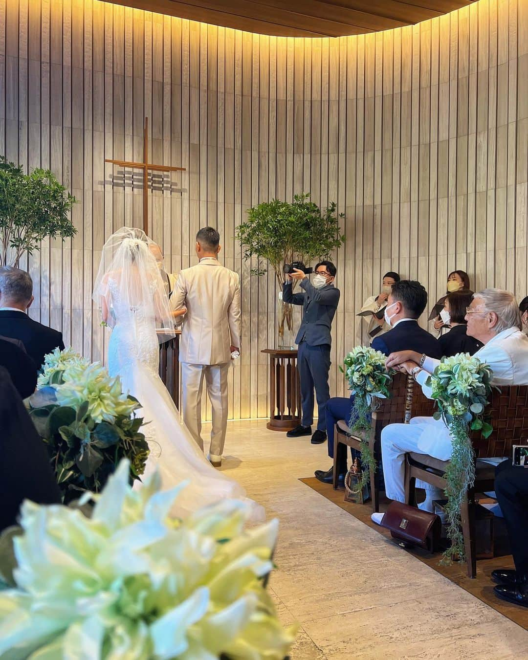 浦田実来のインスタグラム：「happy wedding🤵‍♂️👰‍♀️❤︎  そりゃあもうずっと泣いてたけど← 何って娘っち2人にファーストバイトするとこ見てママなんだなあって泣いた🥹🥹🥹 いろいろと激しすぎる先輩が笑笑 こんなにも素敵なカッコいいママになったんだなあって。。。😭たまりませんでした😭  えげつない綺麗さだった、、、🥹🥹🥹🥹🥹  本当におめでとうございます❤️ すっき😗😗😗」