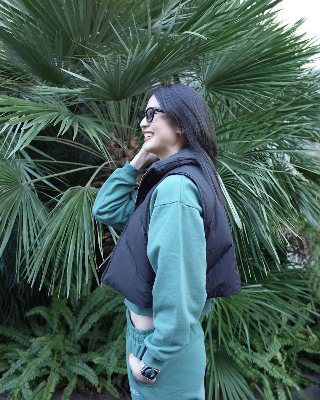 青野楓のインスタグラム：「💚×🖤 @forgetmenots_official のスウェットセットアップと、 @sixbyone のダウンでお散歩🌴🍃 ダウンあったかいから中薄着でもすごせちゃう！！  #kaede626style」