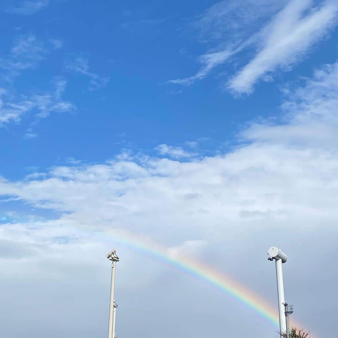 板谷由夏 さんのインスタグラム写真 - (板谷由夏 Instagram)「美しい風景に出会えた時 ありがとうございますと思う。 雨上がりの午後、勢いよく虹が出た。 ずっとずっと忘れない。 みなさまにもおすそ分け。」12月13日 20時15分 - yukaitaya