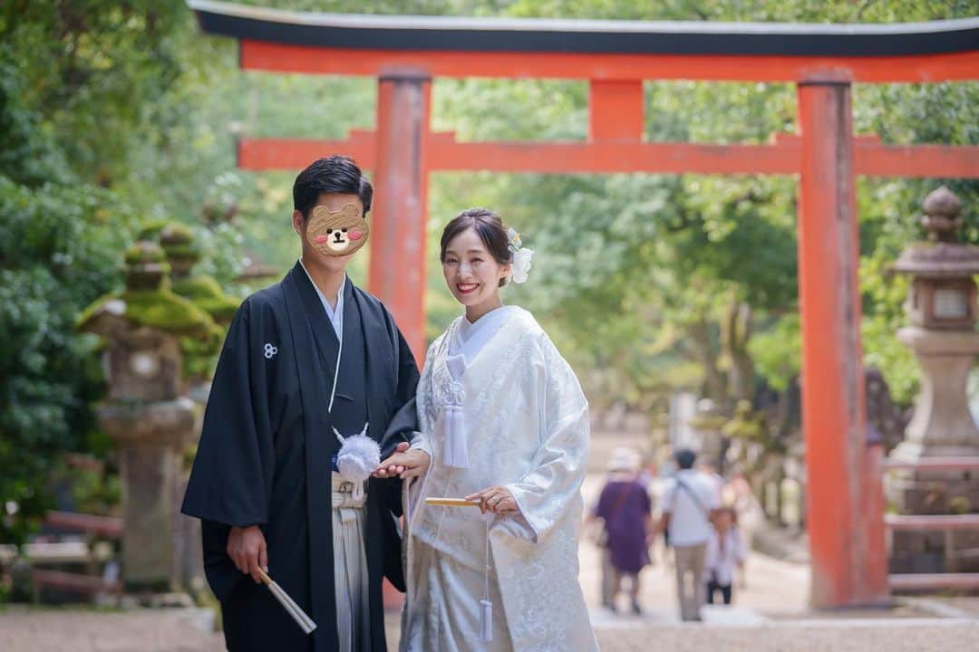 のインスタグラム：「10月だったけど、晴天で気温30度😂😂 暑かったけど、晴れてよかった❤️  大好きな家族に見守られての式 とっても幸せな時間でした☺️☺️  The white hat that I wear is the kind of same meaning of Western stile wedding veil🥰  #春日大社#結婚式#白無垢#神前式#japanesewedding #wedding」