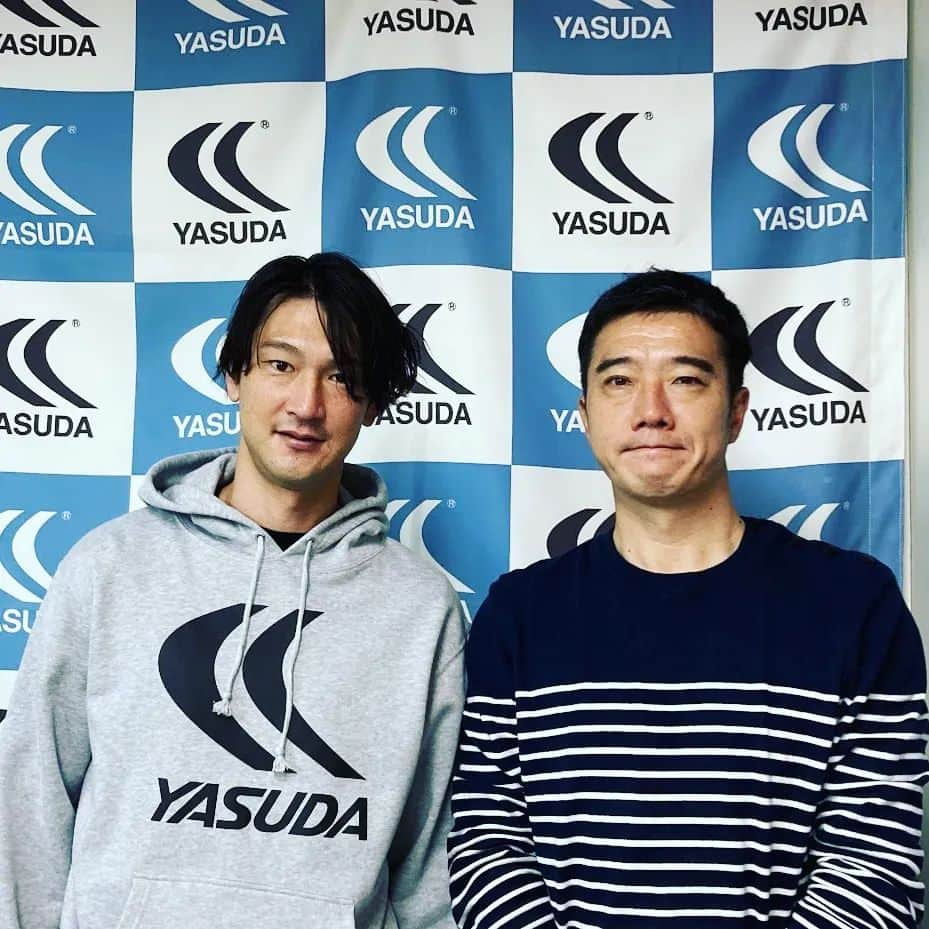 高萩洋次郎のインスタグラム：「今シーズンもお世話になった#YASUDAさんの事務所にご挨拶に行ってきました！  大きな怪我なく一年間を乗り切れたのはYASUDAのスパイクのおかげです。  YASUDAの歴史を聞いて、さらに好きになりました！  来シーズンもよろしくお願いします！！  #yasuda #栃木sc  #高萩洋次郎」