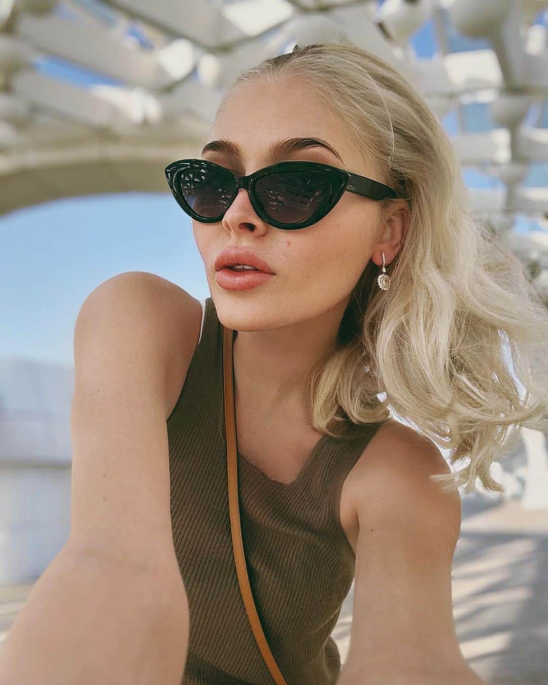 Alena Shishkovaのインスタグラム：「Sunbath time 🙌🏼 @wabudhabi @yasisland 🥰❤️」