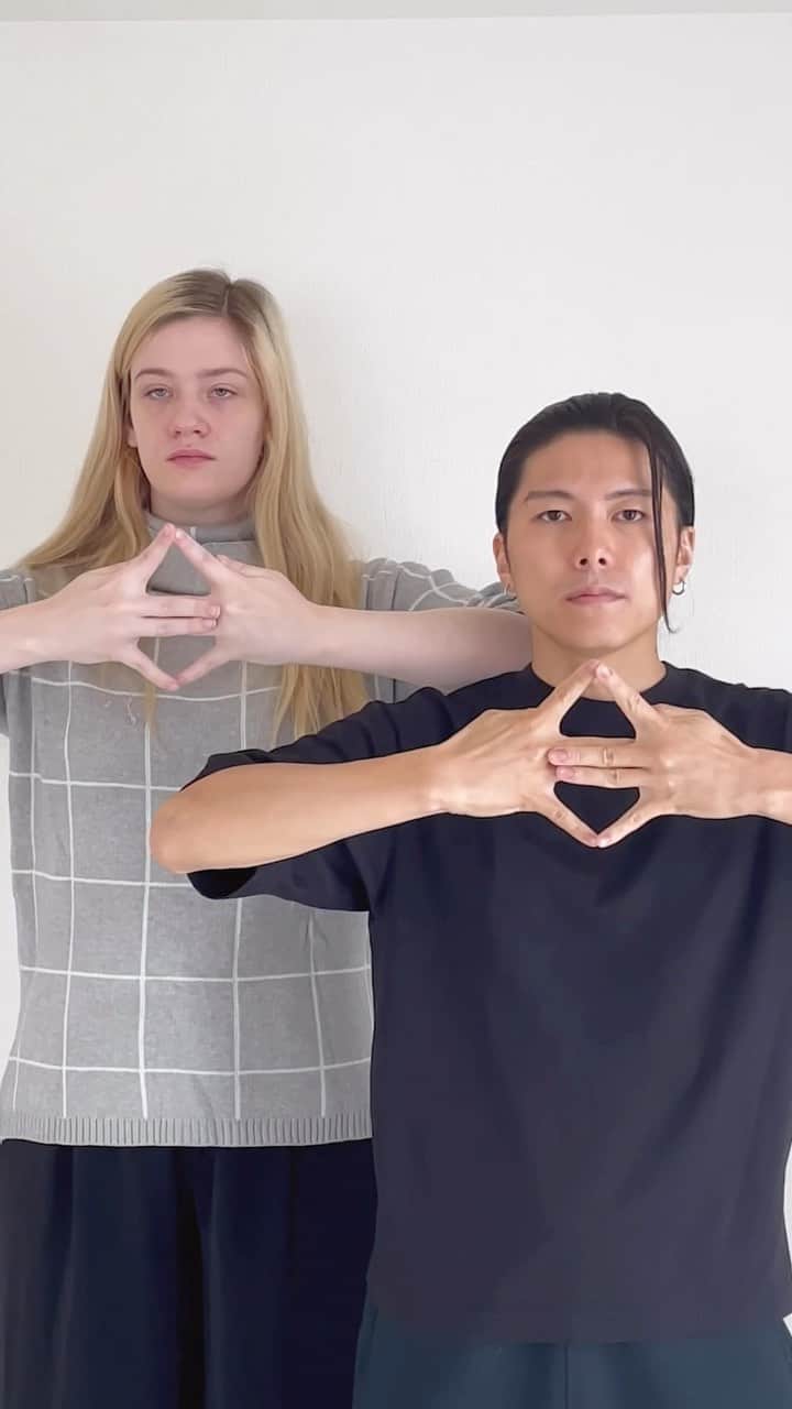 RYOGA -XTRAP-のインスタグラム：「RYOGA’s concept | 📐45 degrees | Just ah COUPLE OF TUTTS 👩🏼‍🤝‍👨🏻📐  . #tutting #tuttingdance #shape #dancevideos #geometry #creative #fingertutting #coupleoftutts」