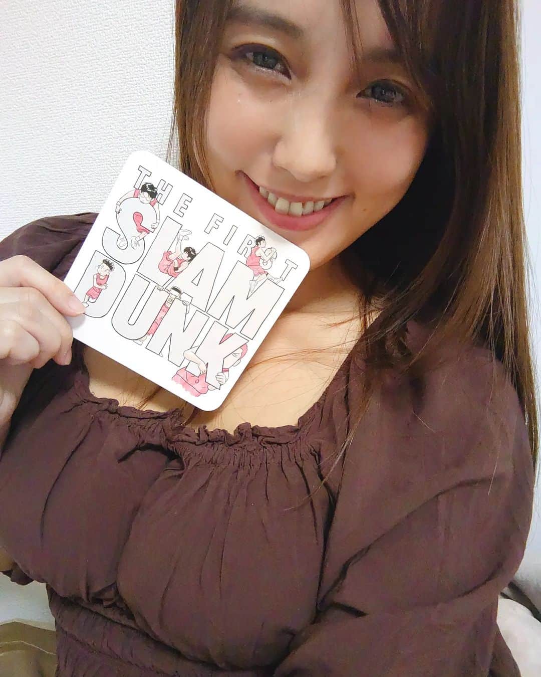 日里麻美のインスタグラム：「* スラムダンクを主張  見に行けたよ SLAM DUNK TheFIRST  いやー最高でした。 音楽も、内容も、試合も、 笑ったし、感動したし 最後の方なんて息できなかった  ラストはふぁぁぁぁってなるし  すぐ影響されて バスケしたくなるし  井上雄彦さん本当にありがとうございます♥  見れて最高でした みた人はぜひ盛り上がりましょっ  * *  【販売中】 💠抑えきれない胸の鼓動　DVD & Blu-ray Amazonなどで購入できます 💠グラビア学園　グラビア動画&デジタル写真集　Amazon、DMMで購入できます  【TV、Web】 💠さまぁ～ずチャンネル　『訳あり女』『アシスタントオーディション』  💠YouTube　『ひさっちゃんねる』で検索  💠橋上秀樹アナライズTV アシスタントMC  💠チョコブラABEMA限定動画  💠Abema「BAZOOKA!!!」#12  【イベント】  💠後日詳細  * * *」