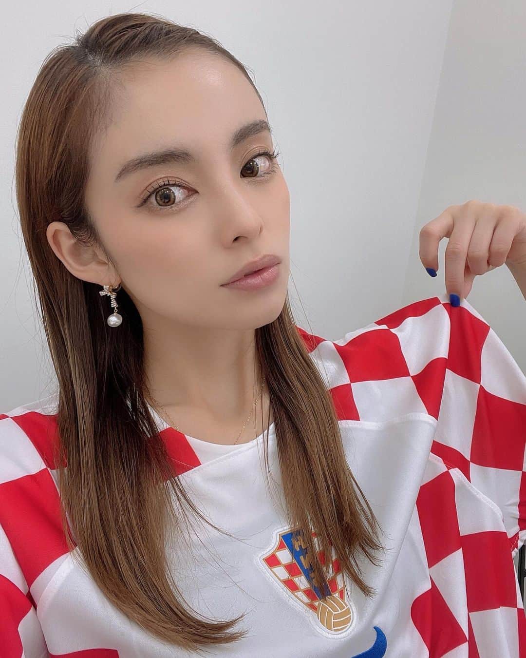 のインスタグラム：「先日のクロアチア🇭🇷vsブラジル🇧🇷の試合 ABEMA応援スタジオに出演した時はクロアチア🇭🇷のユニフォームが衣装でした❣️ そして本日28:00（明日朝4:00）キックオフの試合は アルゼンチン🇦🇷vsクロアチア🇭🇷！ みんなのスコア予想は！？ 私は1-1延長からの1-2クロアチア勝利で✌️ . . #Croatia #fifaworldcup #fifaworldcup2022 #qatarworldcup #qatar2022 #worldcup #FIFAワールドカップ #カタールワールドカップ」