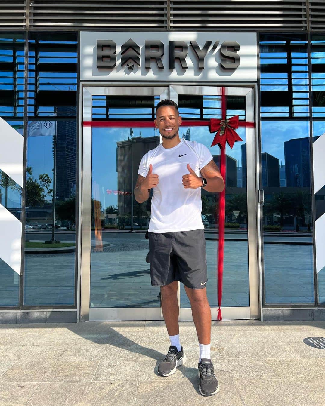 デニス・アオゴのインスタグラム：「@barrysuae 👍🏽😀 #dubai #workout #fitness #lifestyle」