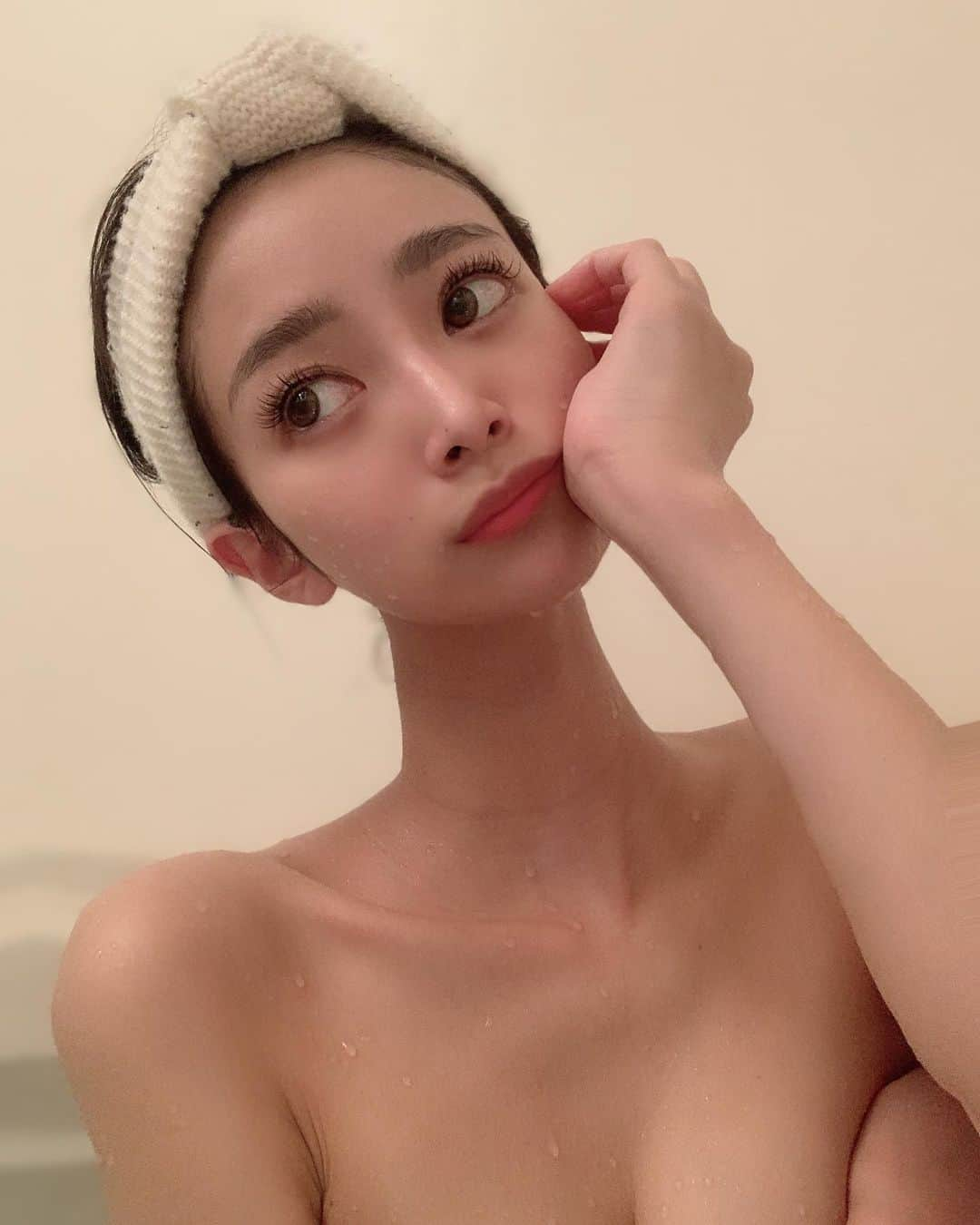 児玉菜々子のインスタグラム：「おふろー🛁🐶🧴  ハイフとおっぱいエステ行ってきたよ🥰  今年の始めからずっとお世話になってる @zeal_clinical.salon さん❄️  鼻下の難しい場所もハイフもしてくれる所なかなか無いから有り難い😽🥺✨  私の紹介で20%オフになるので女の子も男の子も是非行ってみてね🥰  痩身メニューも豊富だから筋肉つけたい男性にもオススメ🐶  ハイフに関しては長年ずっと迷子だったから、通いたい所が見つかって本当に嬉しい😭✨❤️  年末にかけて色々メンテナンスしていきたいよね🥺  皆は年末にかけてどんなメンテナンス&締めくくりしてる？😂  #年末 #メンテナンス #締めくくり #美容 #美容day #ハイフ #小顔 #小顔ハイフ #人中 #人中短縮  #hife  #instagram  #instagood  #instalike  #instadaily  #followme」