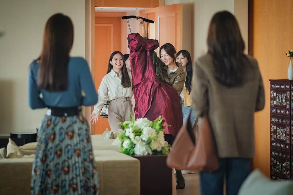 キム・アジュンのインスタグラム：「📽️ #연예인매니저로살아남기  #드레스전쟁👗  #tvndrama」