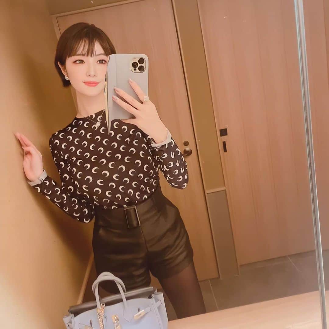 森下悠里のインスタグラム：「何枚目が好き？🤍🤎」