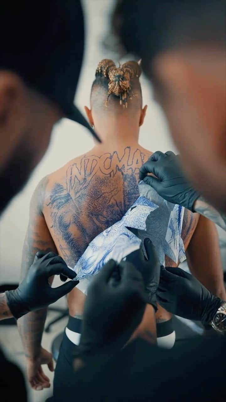 マリアーノ・ディアス・メヒアのインスタグラム：「Our great friend @marianodiazmejia decided to trust us with this tattoo of his entire back in 8 hours, NO PAIN⚡️  #nopainbyganga #realmadrid #losangeles #marianoxganga #gangatattoo #anesthesia #nopain #anesthesiatattoo #gangamariano #solandecabras」