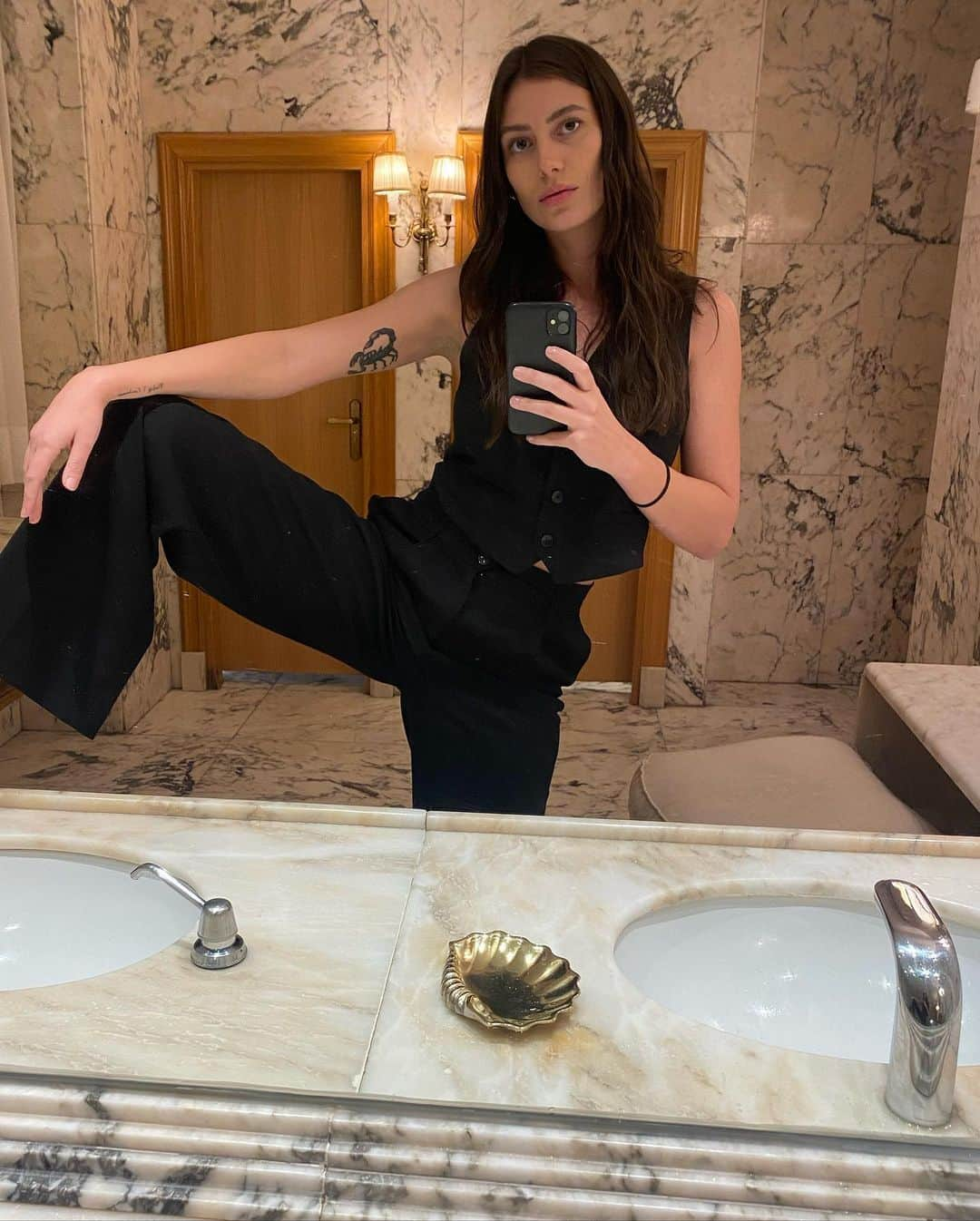 アレハンドラ・ギルマンさんのインスタグラム写真 - (アレハンドラ・ギルマンInstagram)「Madrid dump 🫰🏻」12月14日 3時25分 - aleguilmant