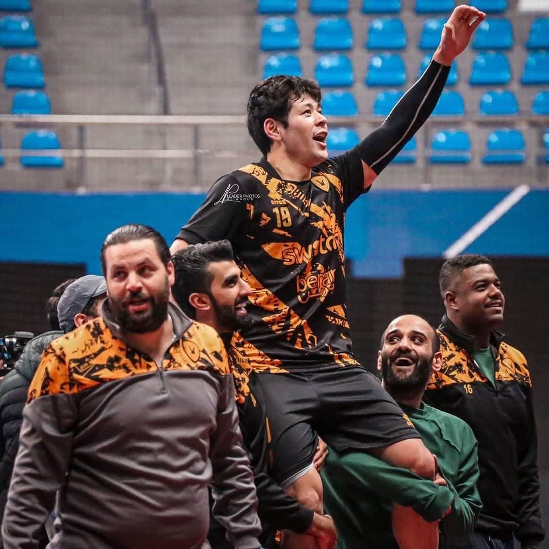 徳田新之介さんのインスタグラム写真 - (徳田新之介Instagram)「We won all 9 games in the first period💛🖤  クウェートに来て、全9試合勝つことができました🇰🇼 1ヶ月ちょっとで9試合はきつかった。  #kuwait #qadsia #handball」12月14日 3時28分 - hawks4621