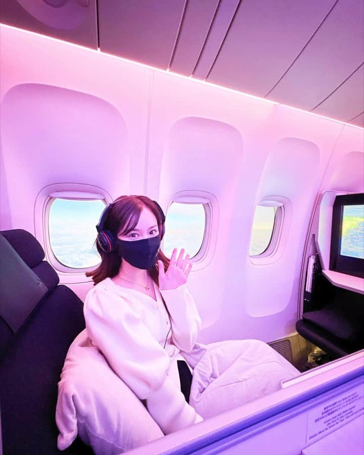 メロディー・モリタのインスタグラム：「JAL & JTBとのプロジェクトで、再び日本へ！😊✈️ Back in Tokyo, partnering up with Japan Airlines & Japan Travel Bureau for some exciting projects!🇯🇵✨  Sharing snippets from my flight to Japan + views in Tokyo through videos and photos!🎥 (also did some fun filming at JFK with special permission and support by JAL)  I can't deny the fact that one of the things I look forward to the most on a long-haul flight is the food🤤 JP course: "Irodori Gozen" seasonal colorful delicacies, followed by Simmered Beef Sukiyaki & "Yu-an" style Grilled Salmon Western course: Hors d'oeuvre of Big Eye Tuna Escabeche and more, with the main dish of Prime Beef Tenderloin  The entire flight crew including the pilot were so generous, and the cherry on top was being able to see Mt. Fuji with the stunning sunset right before landing😍 even met some lovely viewers working at JAL in Haneda!  Even if it's a business trip, traveling brings me a lot of joy and excitement by meeting new people and exploring different cities. Looking forward to sharing more content when I'm able to.💕 If you're also traveling during the holidays, stay safe & cherish your time with your family/loved ones!😊✨  ほんの一部ですが、行きの機内＆東京での様子です🎥✨ ニューヨークのJFK空港ではJALの皆様のサポートのもと撮影も行いました。  機内食は、日本の航空会社ならではの高いクオリティ＆美しさ✨ ・和食は、彩御膳から始まり、メインは牛すき＆鮭の柚庵焼き🍱 ・洋食は、メバチ鮪のエスカベッシュなどのオードブルに、メインのプライムビーフのテンダーロインステーキ🍽  羽田空港に到着する寸前の窓の外には、夕陽に染まった幻想的な風景に... 良く見ると富士山が!!👀🗻これもJALからのサプライズ？と思うほど、素晴らしい想い出を頂いたフライトとなりました☺️✈️ （最後のスライドより）  到着ロビーにはJTBの方々のお迎えで滞在先のホテルへ送迎して頂き、翌朝は部屋の窓から東京タワーと、今回2度目となる富士山を見ることができ、贅沢な空間でびっくり😍  旅行はいつもと違う環境での新たな発見や出会いがたくさん✨ やっと、やっと以前の様に、アメリカからビザなしで日本へ旅行ができる様になったことに感激です🙏🏻 まだまだシェアしたいものがたくさんあるので、またアップしたいと思います。  年末年始に帰省・旅行される方も多いかと思いますが、どうぞ安全にご家族や大切な方々との時間を楽しくお過ごしください😊🎀 #MelodeeinJapan」