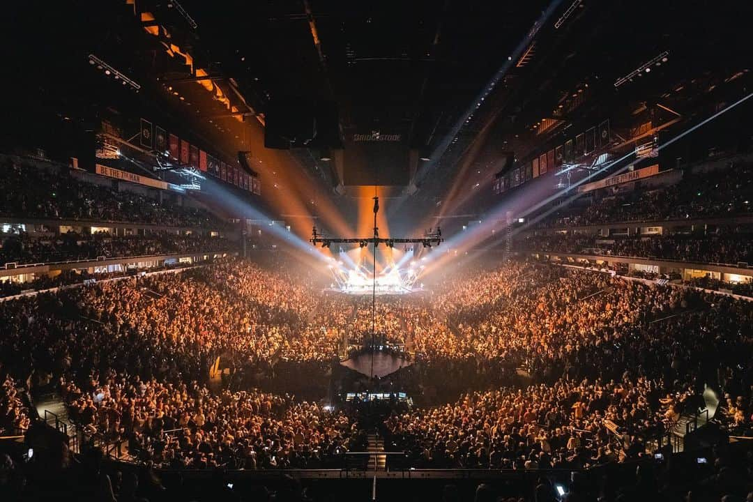 ジャック・ファウラーのインスタグラム：「After taking the weekend to decompress about this whole tour and ending at the incredible Bridgestone Arena there’s a few things on my mind…  I wanted to say thank you to all my friends, my family and my wife for coming to support me and all the boys for this unforgettable moment. ❤️  I wanted to say thank you to all of our specials guest for coming together and making this so special, from @samhuntmusic @chrisyoungmusic and @iamstruggle and many more ❤️  I wanted to say thank you to our incredible crew for those of you I know and for the ones I don’t know, you busted you ass for pulling this show off. 💪🏻  Thank you to my band of misfits, degenerates and best friends Alex, Casey, Cody, Roosevelt, Chill y’all held it the fuck down and always do! 🥳  And…. The man of the hour @jellyroll615 thanks for trusting me and the @36hourband for always having your back! It was a hell of a tour and I’m so fuckin proud of where your at and it’s only the beginning. See you next year bubba, it’s time we start taking back! 🥃 @stvthrasher @chum_photos 📸」