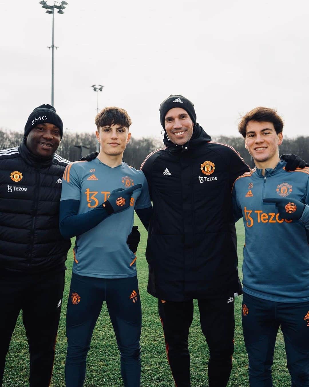 ロビン・ファン・ペルシのインスタグラム：「Thanks for the warm welcome @manchesterunited and Erik ten Hag 🤝🔴   Great time back at Carrington for a trip down memory lane and to learn the ropes from one of the best coaches in modern football 👌⚽」