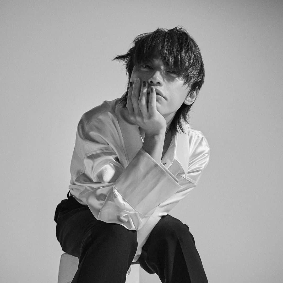 Taku Takahashiのインスタグラム：「SKY-HI New Album "THE DEBUT" が12月12日(SKY-HIさんの誕生日)にリリースされました。僕も参加してます。  去年に引き続き今年も音楽業界の台風の目な彼ですが、自分の会社のアーティストのことをしっかりと見つつ、自分がアーティストだということも力を抜かずに突っ走ってる感じ。こないだ一緒に作業をしてる時、チラッとスケジュールが見えたんだけど、隙間がまったくない感じ。自分らからガチで世界と戦えるアーティストを作ろうとしてます。  んでもって素の彼はこれまた面白くて、色んなラッパーのモノマネがうまいんです。いつもゲラゲラ笑ってしまいます。なんていうんだろ、特徴を掴むのが上手いんですよね。あと色々なことを経験してきてるのに常に新しいことに貪欲。  アルバムが完成してから全曲聴いたけど、トラックメーカーの皆さんもみんな素晴らしいお仕事をされてて、ほんと素晴らしい人選。私ももっと頑張らないと、って思わされます。  そんな彼のアルバムですが、色んなプラットフォームで聴けるんで是非チェックしてね。」