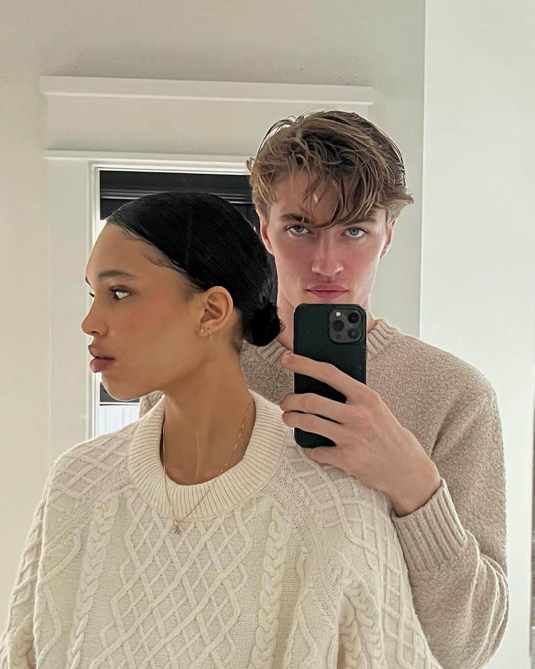 ラッキー・ブルー・スミスのインスタグラム：「🖤」
