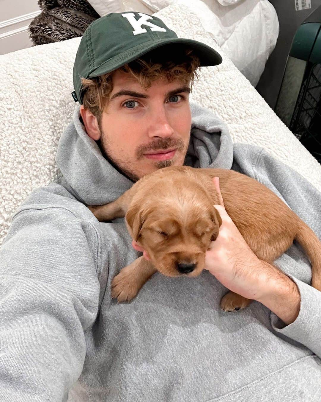 ジョーイ・グレーセッファのインスタグラム：「puppy dump 🥰」