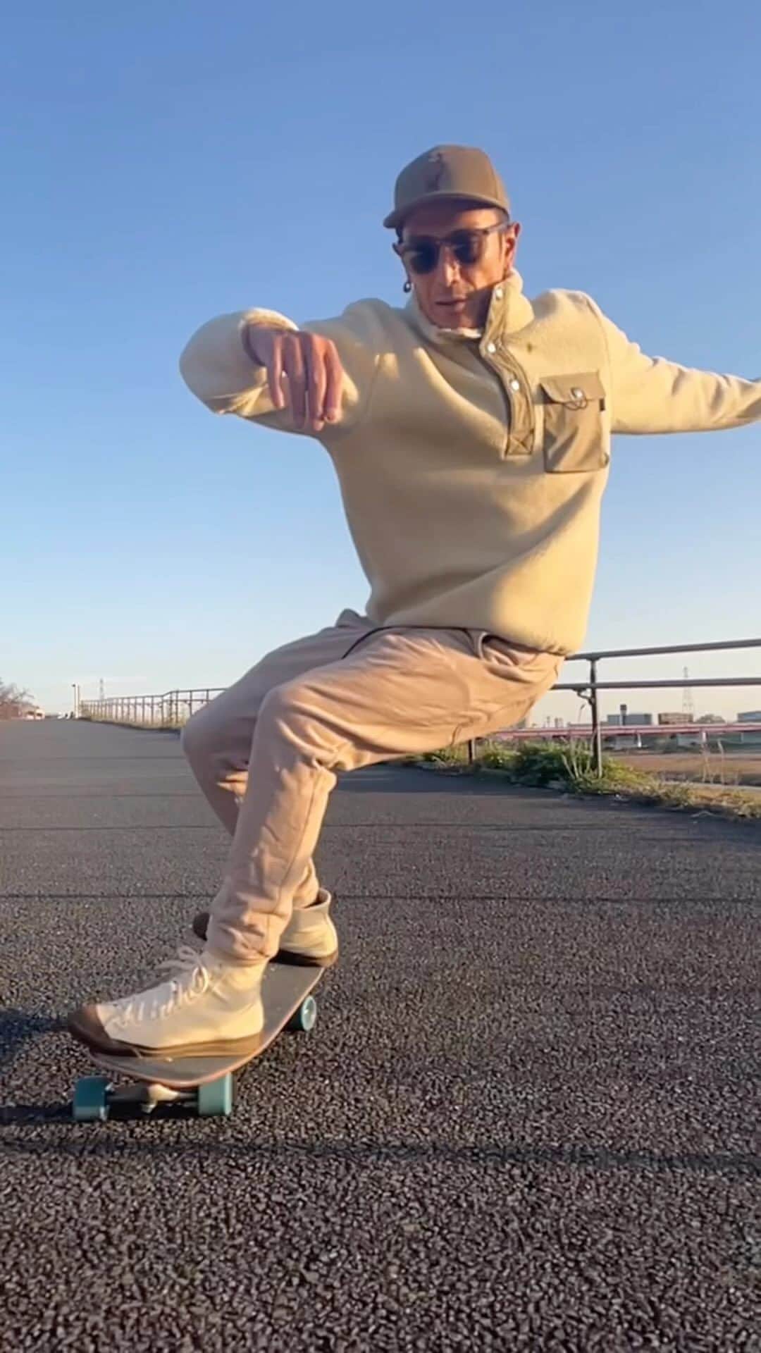 伊勢谷友介のインスタグラム：「When the sun goes down. Skate goes down the hill.」