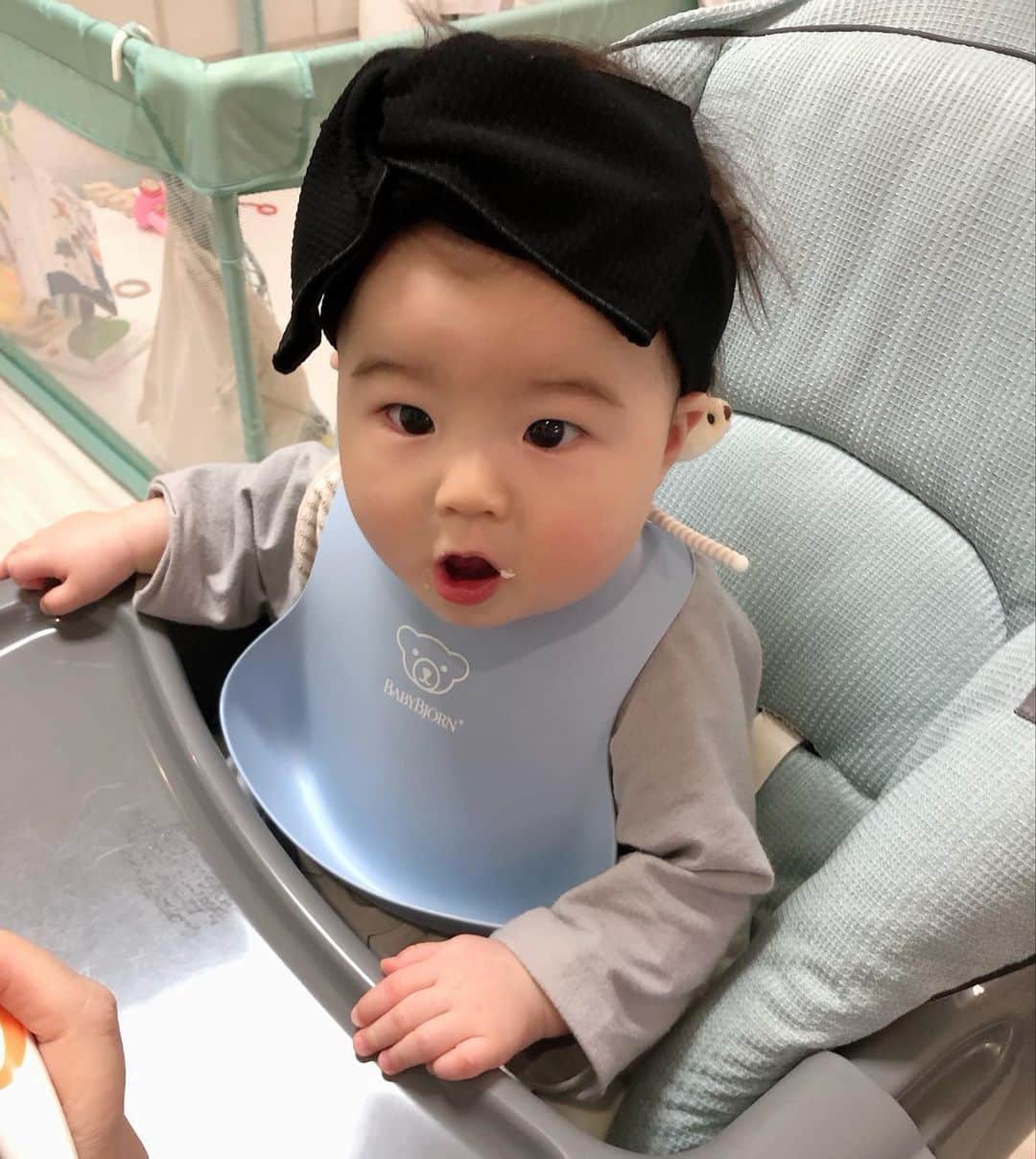 宇都宮まきのインスタグラム：「ヘアバンド始めましたヽ(´▽｀)/♡ 嫌がるかと思ったけど 付けた事さえ気付いてなかった🤣 でこの感覚どーなってんの🥹 まじオカルト〜🤪🤞👻😻🤡」
