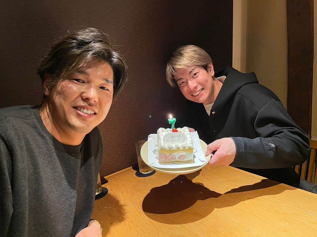 のインスタグラム：「先日奨吾さんが お祝いしてくれました🫡  野球の話もたくさん聞けて いい時間になりました😬  また食事誘ってください。  #千葉ロッテマリーンズ  #中村奨吾  #ありがとうございます #お祝いされるのは #嬉しいですね。 #ぴんも #ありがと #またいきましょ。」