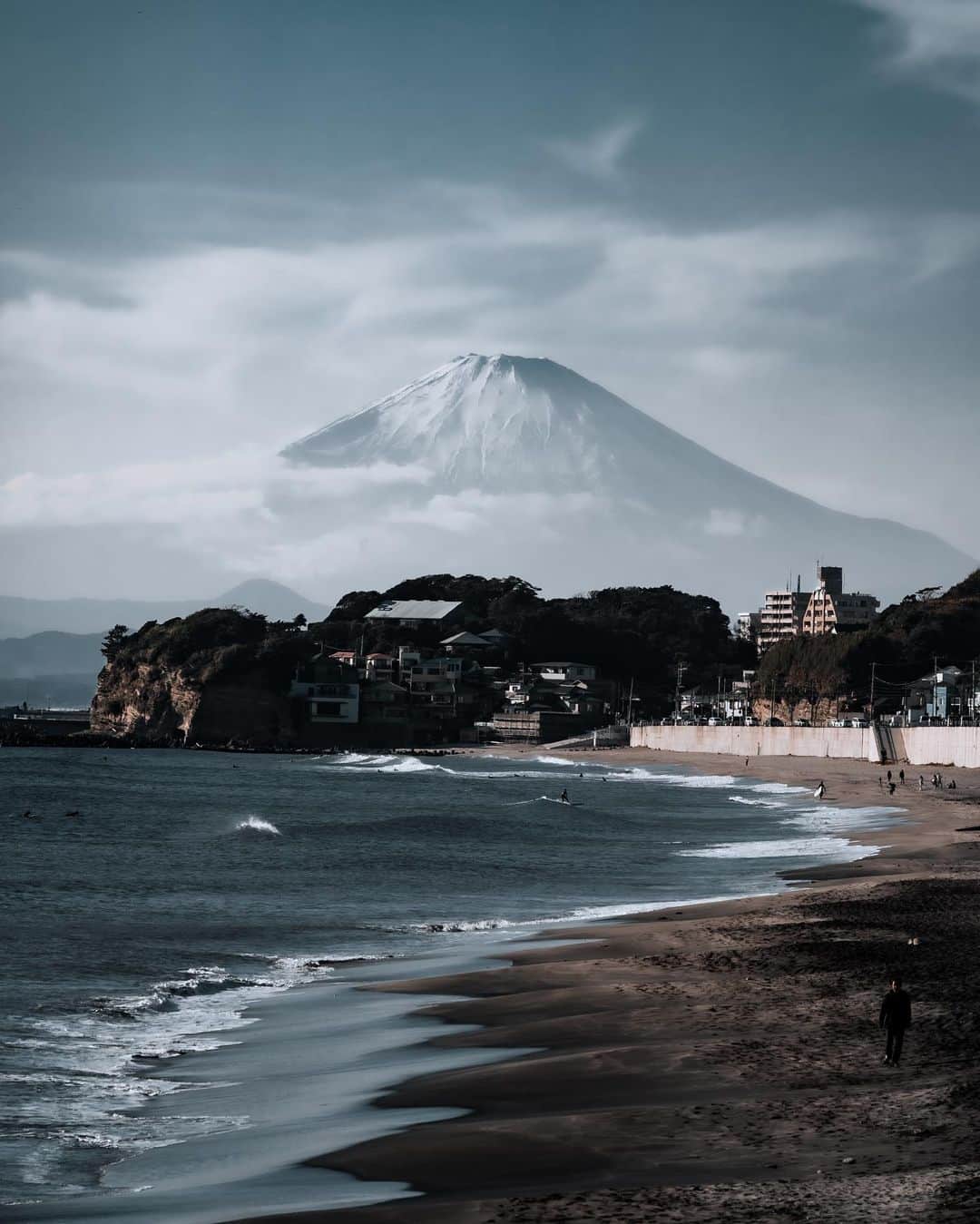 田村幸士のインスタグラム：「. 富士山は裏切らない . . . . . . . . —— ✂︎ ——— #nature_focus_on #hubsplanet #yourshotphotographer #earthoutdoors #earthfocus #endorfeen #photo_jpn #wu_japan #jp_gallery #tokyocameraclub #lovers_nippon #aestheticsjapan #japan_vacations #best_japan_photos #unknownjapan #japanfeatured #mountfuji #mtfuji #mtfujiphoto_ig #mtfujijapan #mtfuji_fpn #shonan #shonanlife #shonan_time #shonanstyle #富士山 #富士山が好き #湘南 #日本の風景 #日本の絶景」