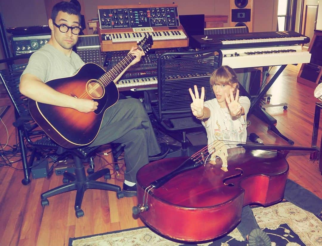 テイラー・スウィフトのインスタグラム：「Thanks for all the beautiful wishes today!! I spent my 33rd birthday in the studio of course 😏 Wouldn’t have it any other way. Love you!」