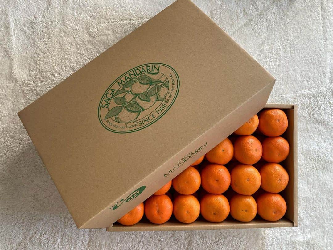井上花実のインスタグラム：「アロマでは一番好きな香りだけど、食べるのは初めてだったマンダリン🍊  お洒落系フルーツであって、 食べるより香りを楽しむもので、 味は苦いか酸っぱいかだろう💭 と 想像してたより身近な味で甘くて美味しい 箱も可愛いから、贈り物に映えそう🍊 昔からフルーツほとんど食べず嫌いだけど、好きな物がひとつ増えて嬉しいな : #佐賀#佐賀マンダリン#マンダリン#🍊」