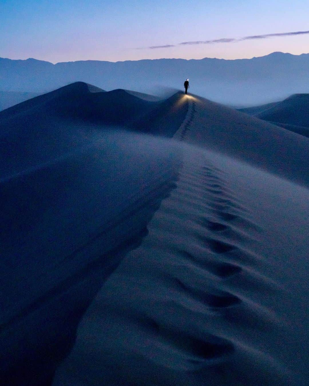 Travis Burkeさんのインスタグラム写真 - (Travis BurkeInstagram)「I’m on my way back to Death Valley to feel small, humbled, and inspired.  Tonight is the largest meteor shower of the year, I hope you get outside and witness a few shooting stars 💫」12月14日 8時28分 - travisburkephotography