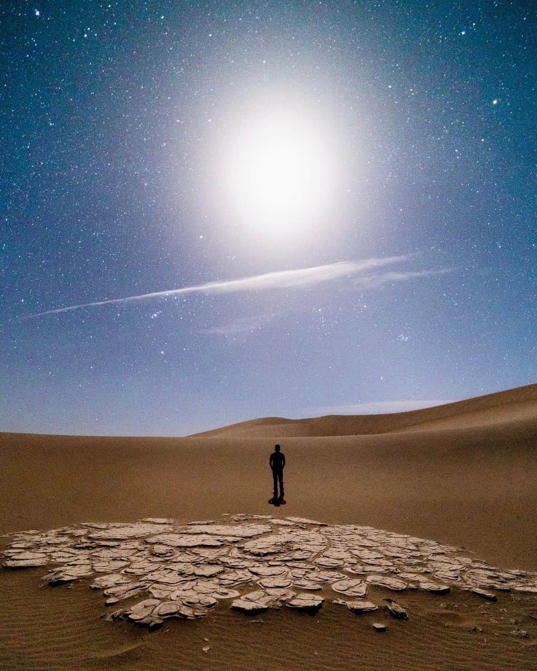 Travis Burkeさんのインスタグラム写真 - (Travis BurkeInstagram)「I’m on my way back to Death Valley to feel small, humbled, and inspired.  Tonight is the largest meteor shower of the year, I hope you get outside and witness a few shooting stars 💫」12月14日 8時28分 - travisburkephotography