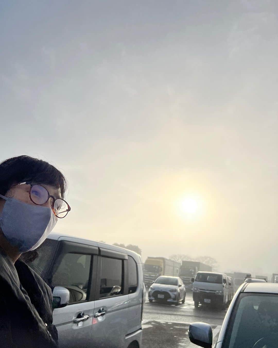 のインスタグラム：「なんだか物凄い霞んでた。 晴れてきたけど。 朝から北上しております。 久しぶりの自撮りがスッピンだった。 けど載せちゃおう。 #撮影#ドキドキ」