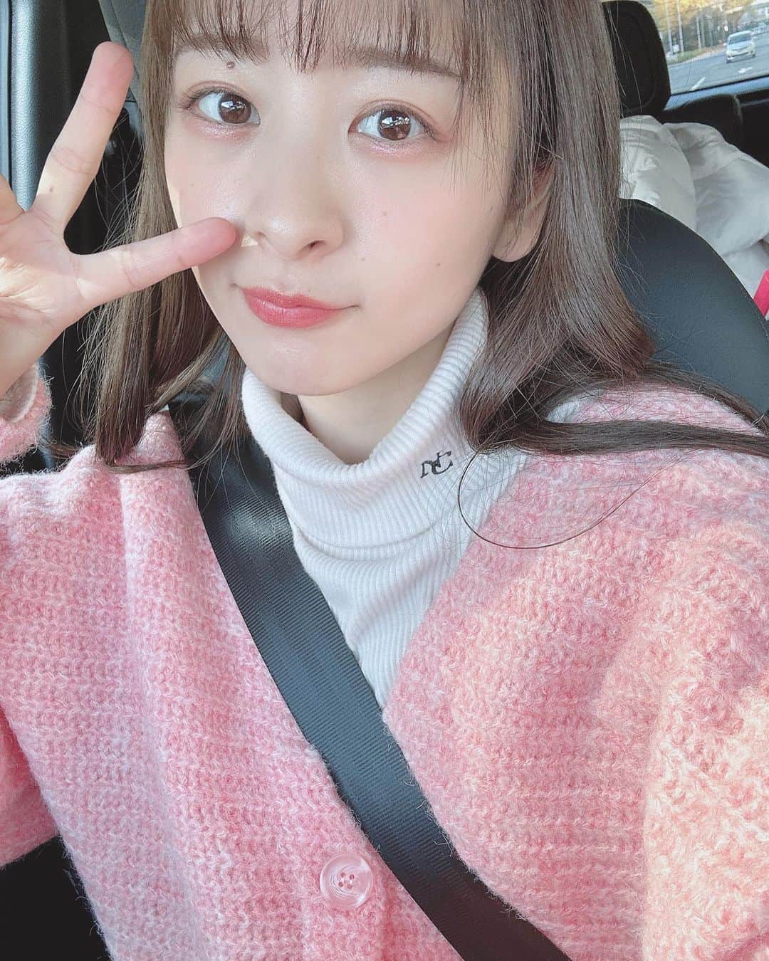 のインスタグラム：「こういうサーモンピンク、コーラル系、着てるととても明るい気分になれる⑅︎ 最近のお気に入り🌸🚗 . #me」