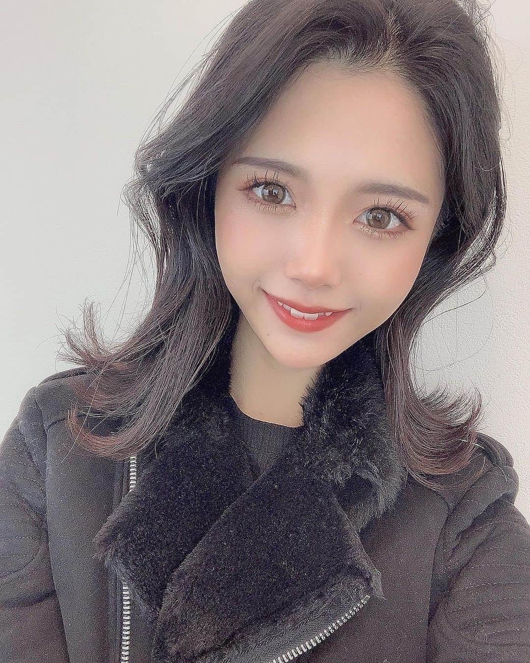 早乙女みれいのインスタグラム：「東京中央美容外科福岡天神院にて (@tcb.fukuoka.tenjin) 村田先生に (@tcb_murata) TCB式小顔美肌再生を施術して頂いてから1ヶ月が経ちました☺️  もたついてたフェイスラインが スッキリしたのわかります🥺？ フェイスラインだけでなくお肌の調子も良くなったの！！  ここ最近顔が小さいって言われるようになって本当にやってよかった💓  ダウンタイムもほとんどないしすぐ小顔になるから気になる方は村田先生(@tcb_murata)に カウンセリングして貰ってみて下さい💓 . . #美容外科ならTCB東京中央美容外科 #東京中央美容外科#美容外科#TCB #東京中央美容外科福岡天神院#福岡天神 #美容クリニック#美容医療#美容#PR#美容整形#プチ整形#整形 #リフトアップならTCB東京中央美容外科#TCB式小顔美肌再生#TCB小顔リフト#小顔美肌再生#糸リフト#リフトアップ #小顔整形#小顔#美肌 #福岡#天神#博多#中洲 #キャバ嬢#ホステス」