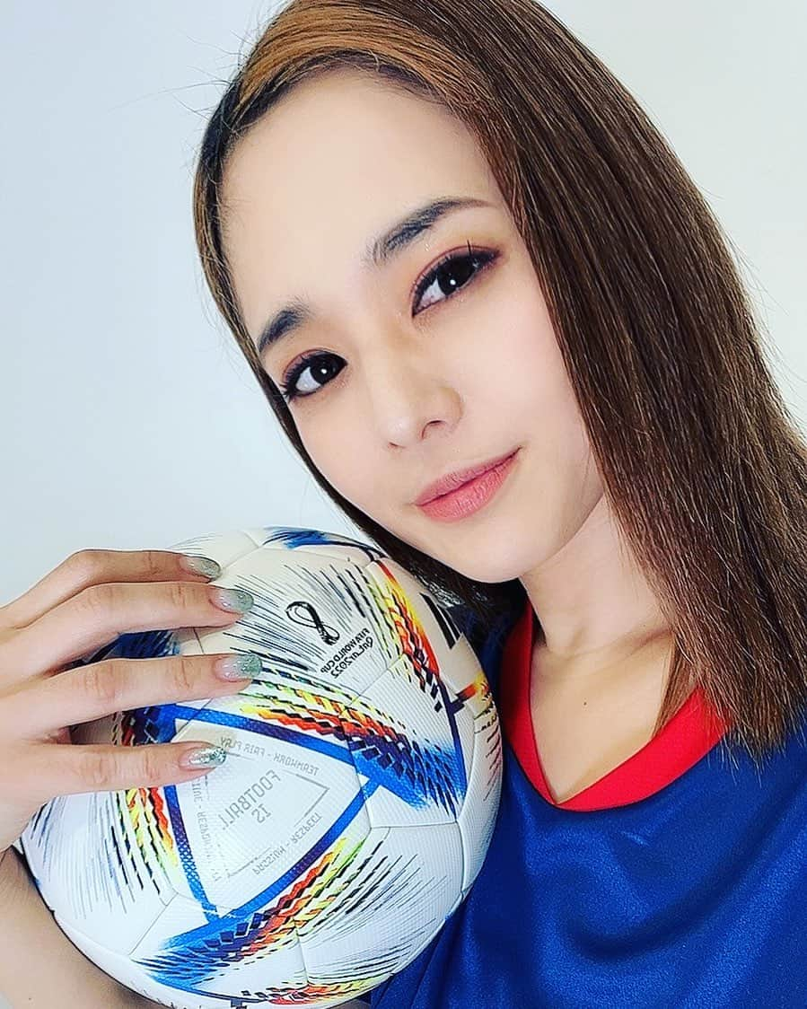 蒼井そらのインスタグラム：「W-cup2022.  今更だけど、、、サッカー投稿。 メッシ🇦🇷にタイトル取って欲しい！ もしかしてモロッコ🇲🇦取っちゃう？ でもフランス🇫🇷調子良いよね！ (明日🇲🇦×🇫🇷戦)  なんて、日本戦もちゃんと見れず 毎朝起きて結果とダイジェスト見るだけのワールドカップ。  子どもを寝かしつけて一緒に寝落ちしちゃう母になってしまった。  決勝は頑張って4時に起きて見たい！」