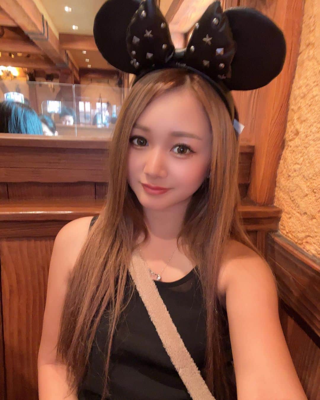 あゆぽよのインスタグラム：「🐭  性格女っぽくないから ディズニー行ってキャー🫶ってならないタイプです、、、  ディズニーに行って喜んでる女の子見ると可愛いなぁって思う今日この頃🥹💕 そんな女の子になりたかった🫰  #ディズニーランド」