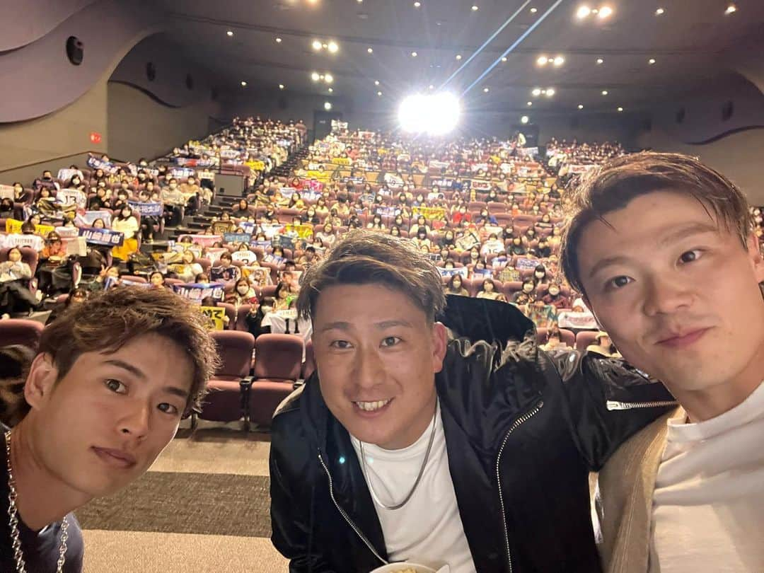 山岡泰輔さんのインスタグラム写真 - (山岡泰輔Instagram)「⁣ お台場のユナイテッドシネマでの トークショーありがとうございました🙇‍♂️⁣  初めて映画館でトークショーして 新鮮な気持ちでトークショー出来ました🗽⁣ また来年も出来るように頑張ります🫡⁣ ⁣ さちさん、ラオウさん来年も宜しくお願いします🫣 ありがとうございました🙇‍♂️⁣ ⁣ 次は17日日航ホテルでトークショーします🙋‍♂️⁣ ⁣ ⁣ #オリックスバファローズ #orixbuffaloes #山﨑福也 #杉本裕太郎 #山岡泰輔 #お台場 #ユナイテッドシネマ #トークショー」12月14日 10時48分 - yamaokataisuke__official