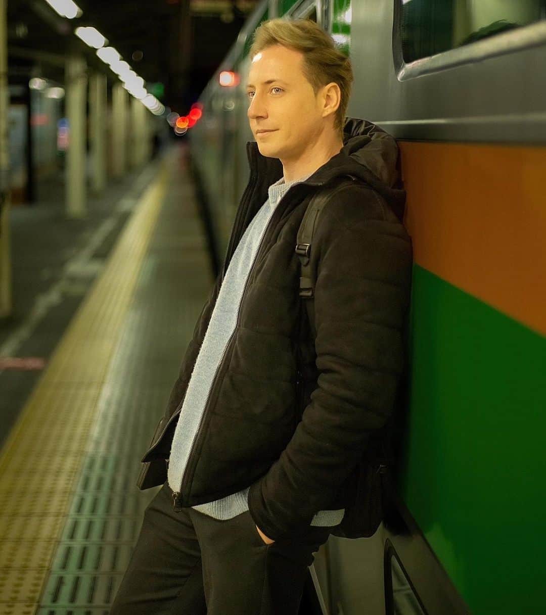 ジョナサン・シガーのインスタグラム：「夜の駅」