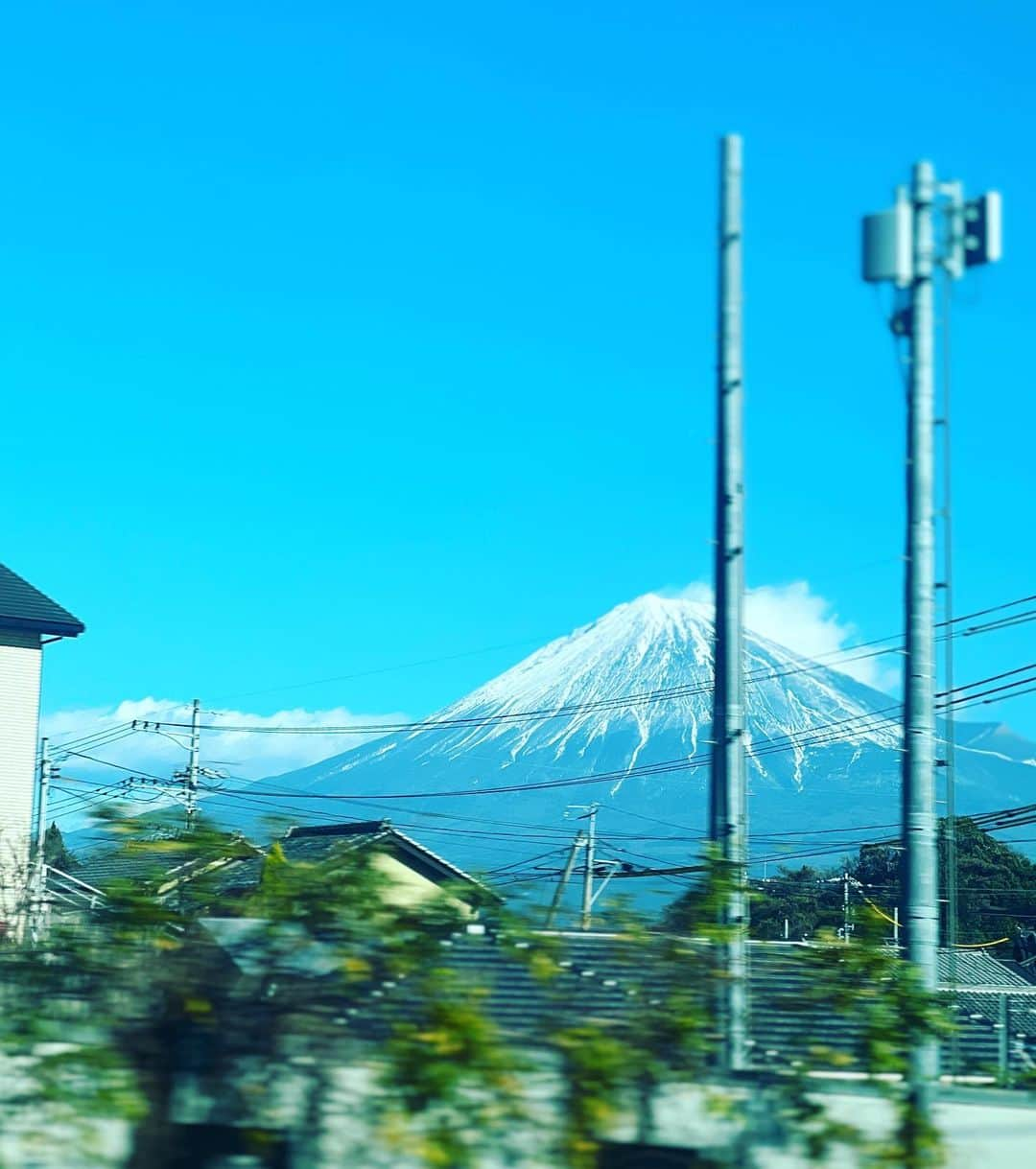 村田秀亮のインスタグラム：「京都へ向かってます。  おかげさまで単独ライブ、東京公演完売‼️ ありがとうございます。  大阪のチケットも残り僅か‼️ 配信チケットと販売中です。  チケットの詳細はプロフィール欄のURLから  #単独ライブ #とろサーモン #クリスマス」