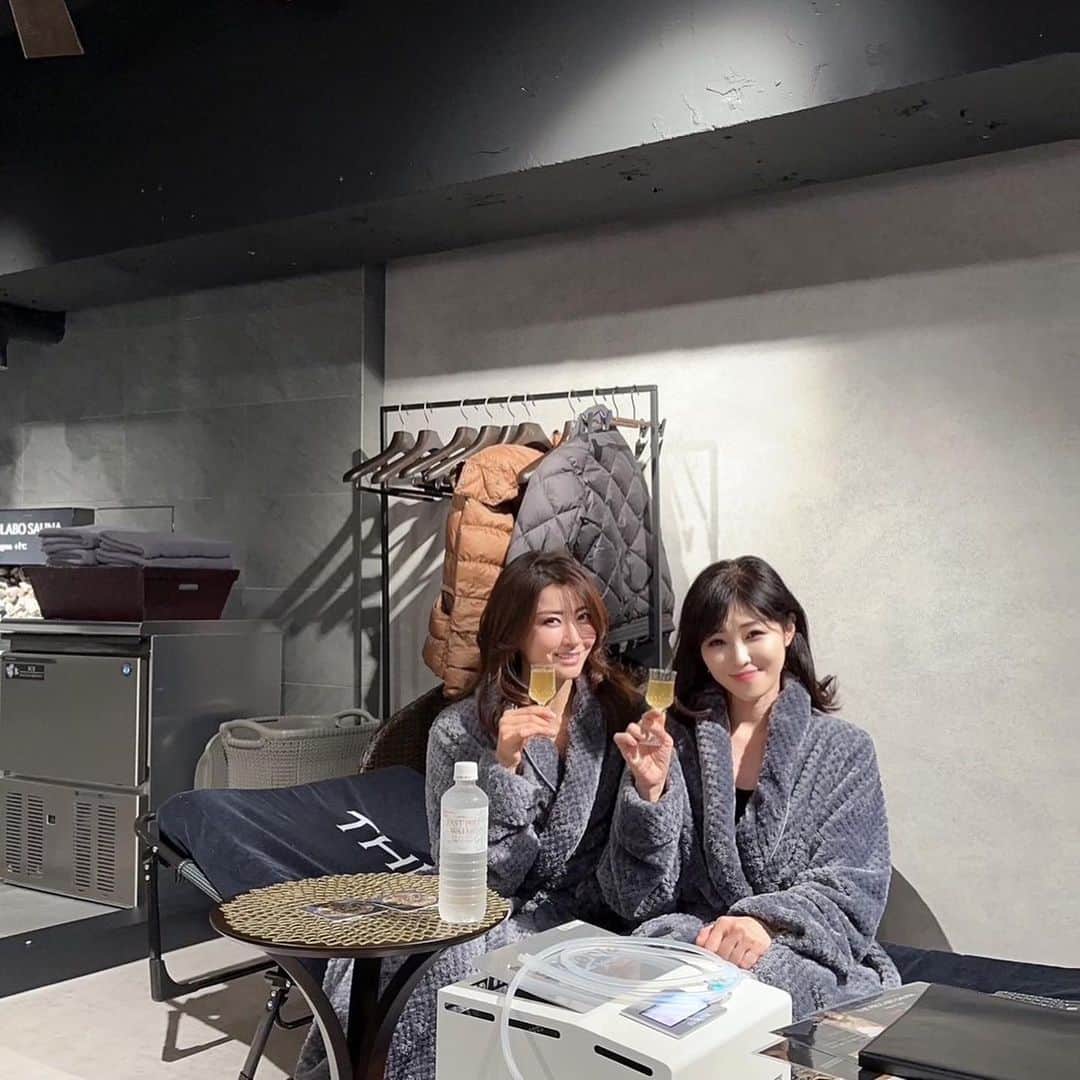 川村ひかるのインスタグラム：「❤︎ プロラボサウナに @manami_m0406 と一緒にいってきました🧖‍♀️  個室になってるから 二人でサウナして整えてる時にスイソニア（水素）の吸引をしたり 最新エステ機械で痩身エステまでできちゃうの❣️  汗だしてデトックスしてからの痩身エステってめちゃ効きそうと思ったら、脚を細くなる様にと必至な私…🥹  サウナ内にカラオケはあるし、水風呂は勿論 シャワールームも全て個室内で整う最強なサウナでした✨✨  #プロラボサウナ  #整いましょう」