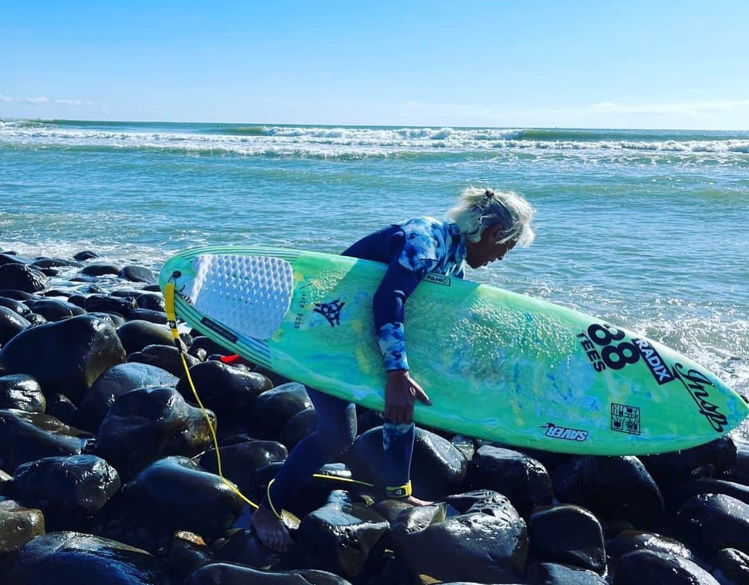 宇治田みのるさんのインスタグラム写真 - (宇治田みのるInstagram)「頑張るおじさん💪 先日のお戯れ＋写真Part 2🏄‍♂️ 使用サーフボード @justicesurfboard の @vanksytomo シェイプ ”Sam Boy” Rod Flex  6’4” 37L 実況 @uminoakira 😂🤙  テイクオフから2ターン目まではRelax☀️ その結果…シャカ〜頂きました🤣 動画をスワイプ→  ロックダンスするおじさんサーファー😅 結果…足切りました💦 何ならパドリングした時に岩をパドルしてしまい 手も切りました😅  #surf #surfing #surfinglife #surfer #relax #style #reef #sand #sandreef #シャカー #🤙 #やっちょんな」12月14日 12時08分 - djminoru.u