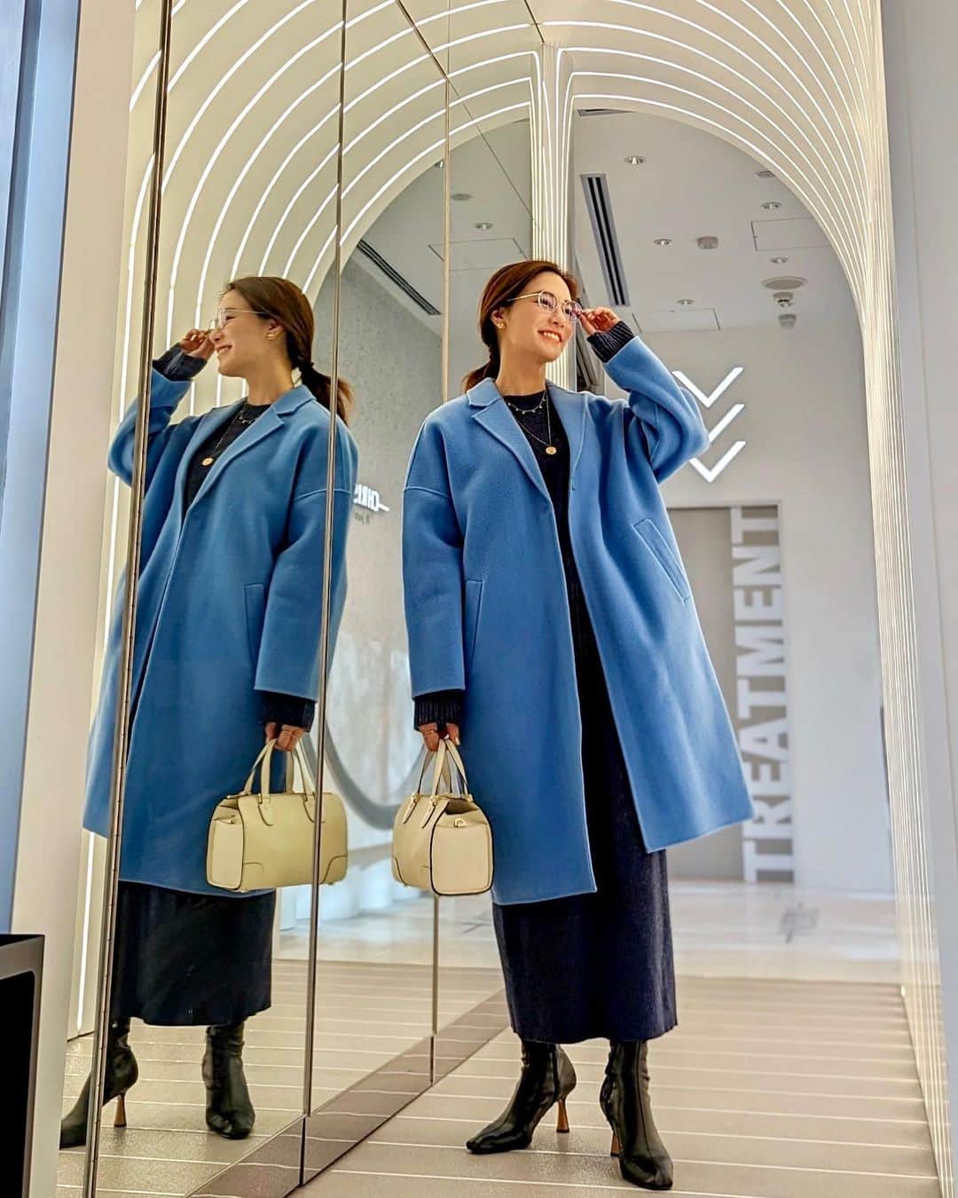 のインスタグラム：「先月オープンしたばかりの @christinajapan の初の路面店へ💓普段はサロン専売品だったけど路面店で誰でもいつでも手に取れるように☺️✨ . 外苑前駅から徒歩1分で豊富な品揃え！無料カウンセリングしてもらえて本当に肌質改善が叶うの✨ わたしもアンストレス⇒イラストリアス⇒ミューズときて今回はミューズとフォーエバーヤングを👏 フォーエバーヤング本当にフェイスライン綺麗になるから大好き❤️ . outer... @milaowen_official  setup... @norc.jp  boots... @charleskeith_jp  bag... @valextra  glasses... @maison_de_luxe_sanae  . ストーリーズあげたら反響あったブルーのコート。このブルー本当に綺麗だよね💓😘 . #usagionline #milaowen #ミラオーウェン #クリスティーナ #christina #サロン専売品 #外苑前 #valextra #フェイシャルエステ #usagi_snap」